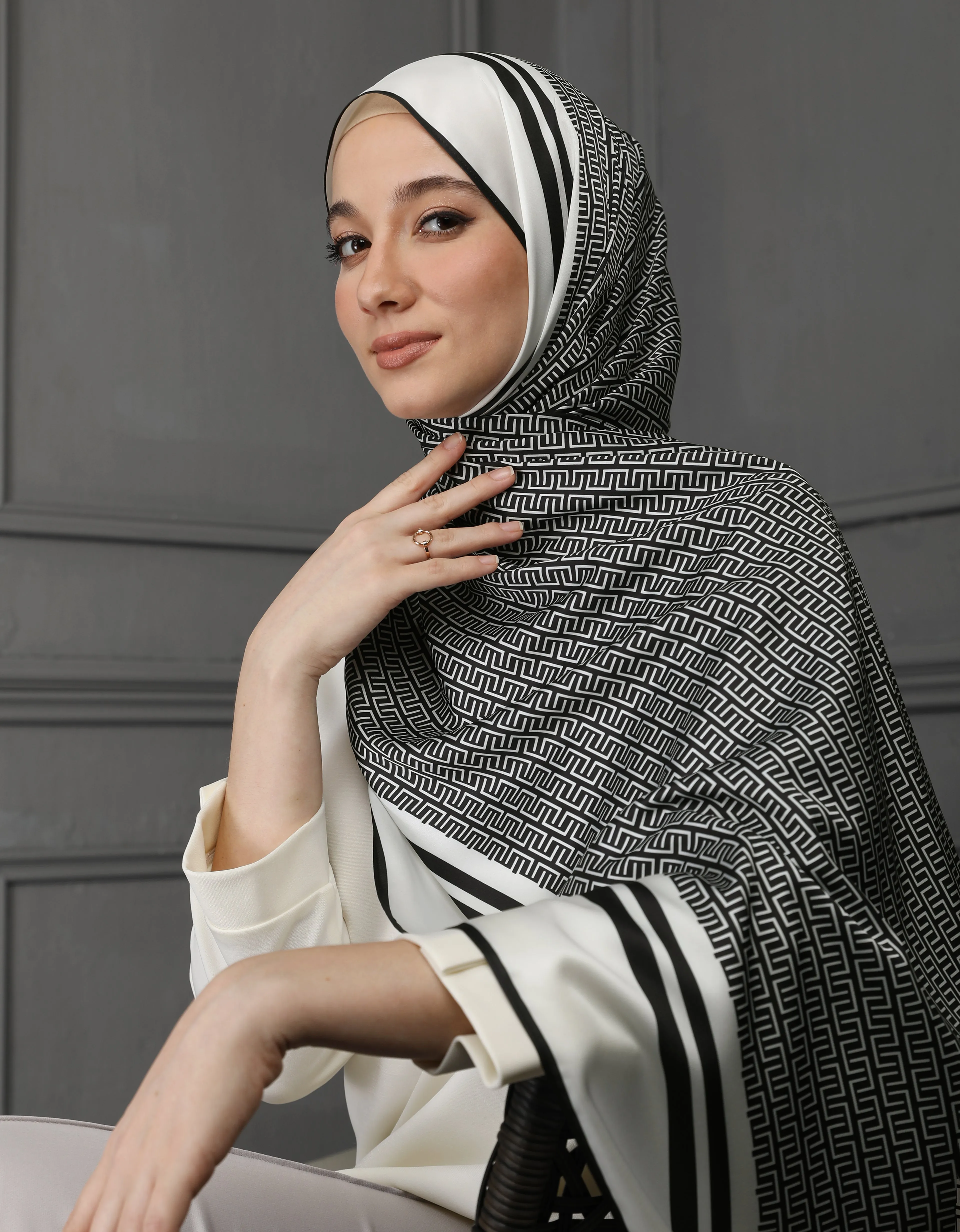 ITZY SHAWL (DARK BLUE)