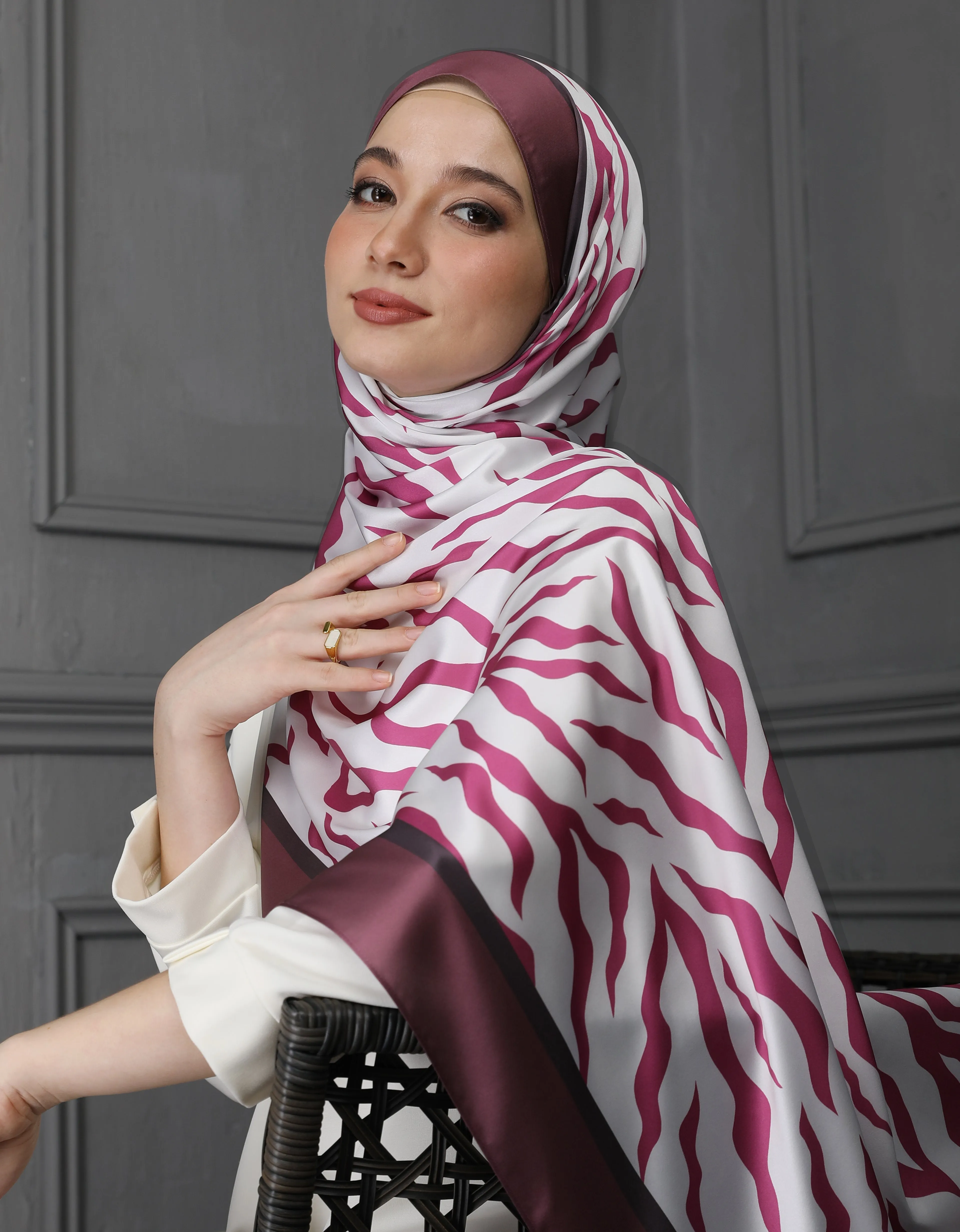 ITZY SHAWL (MAGENTA)