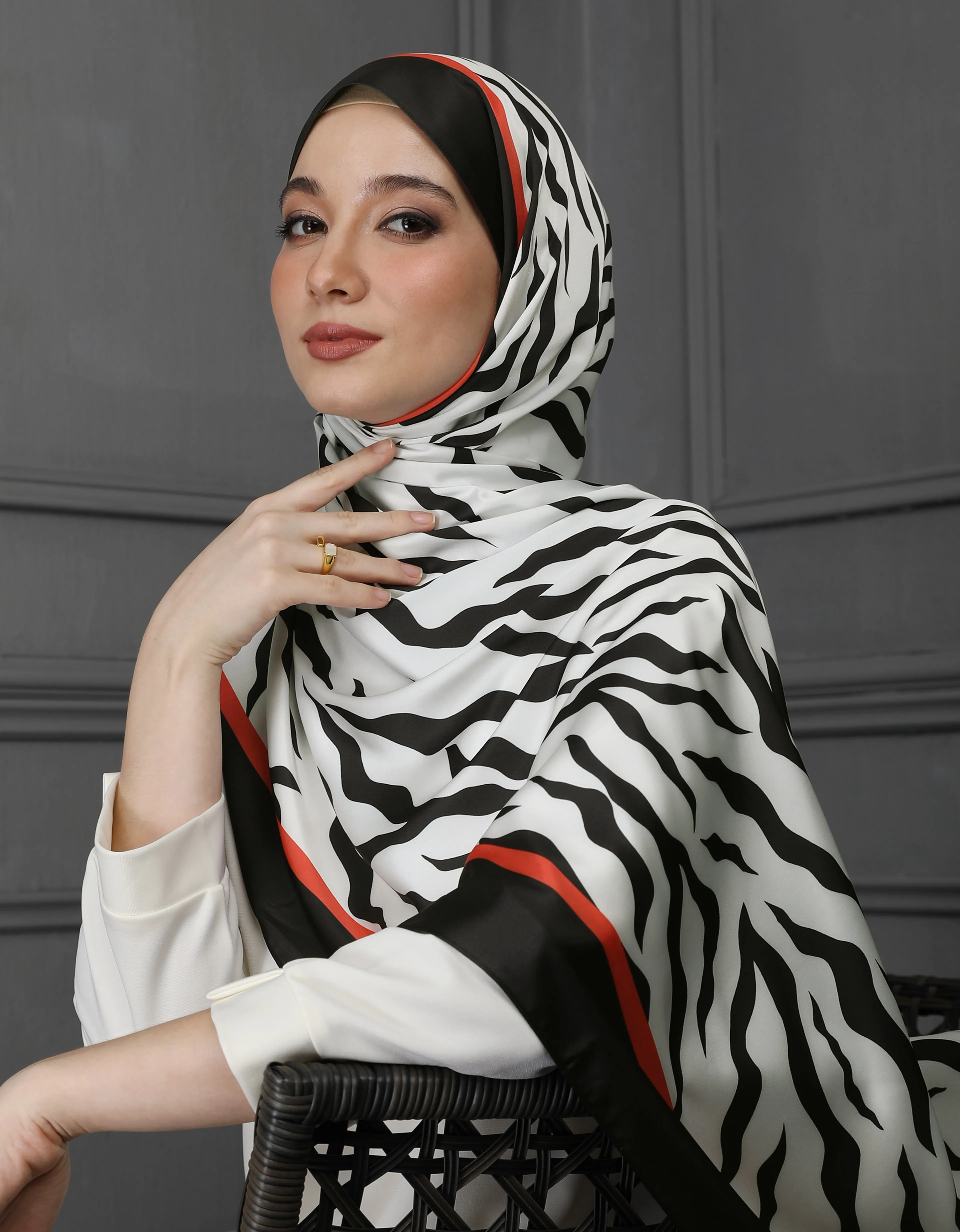 ITZY SHAWL (OFF WHITE)