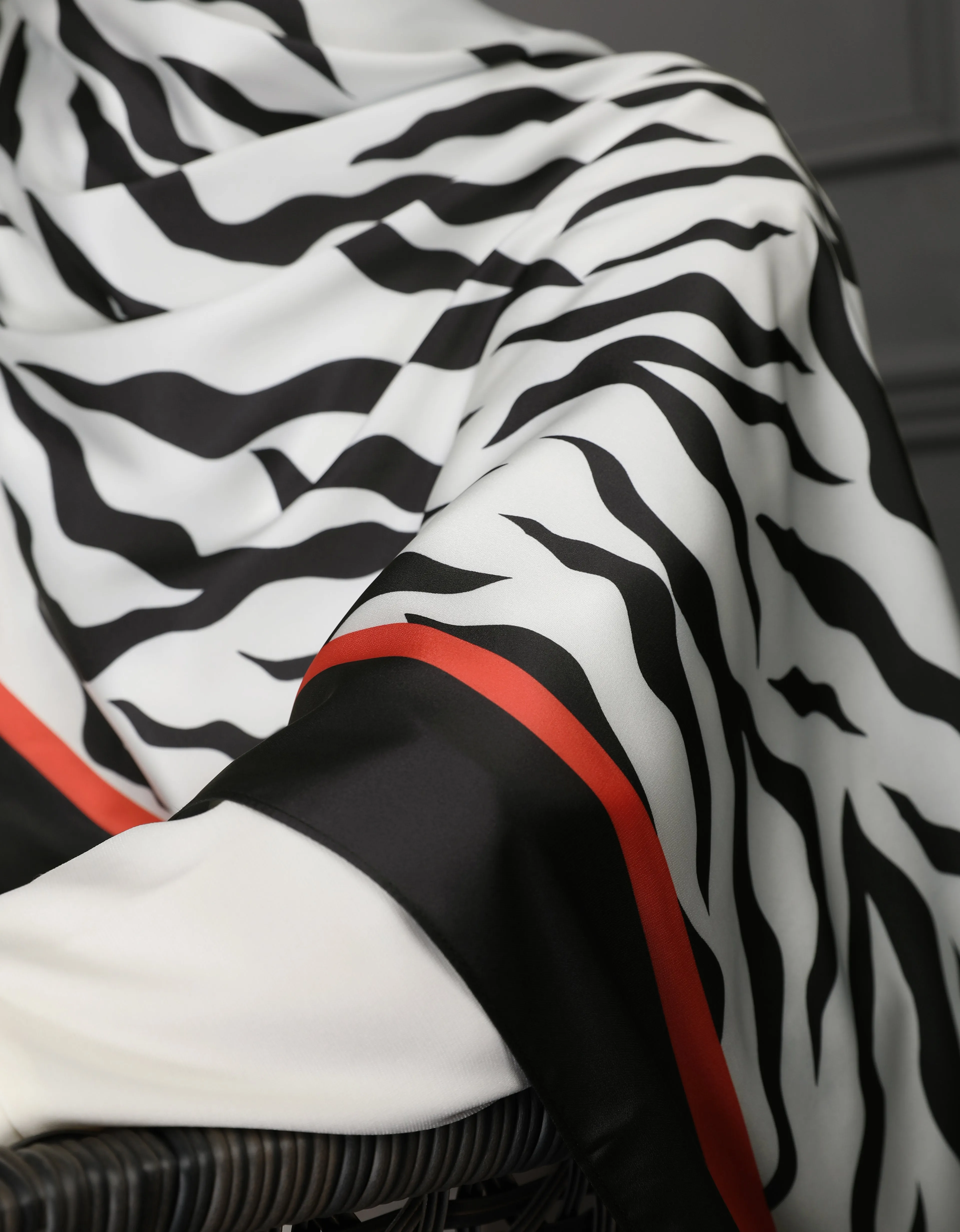 ITZY SHAWL (OFF WHITE)