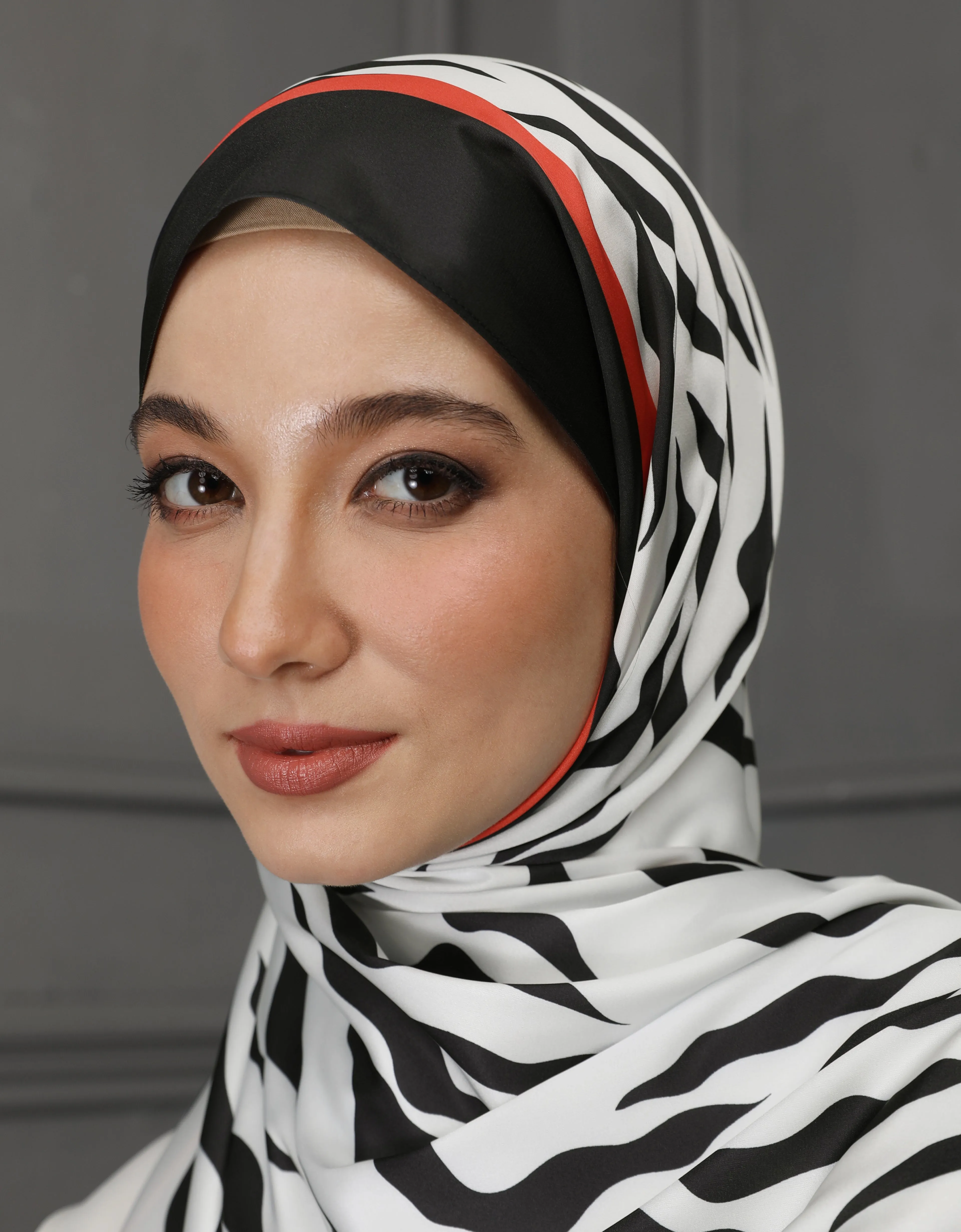 ITZY SHAWL (OFF WHITE)